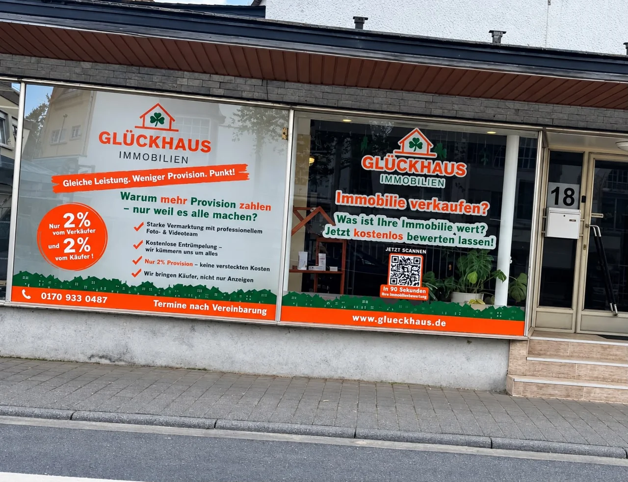 Glückhaus Immobilien: Schaufenster und Eingang in der Heppenheimer Straße 18
