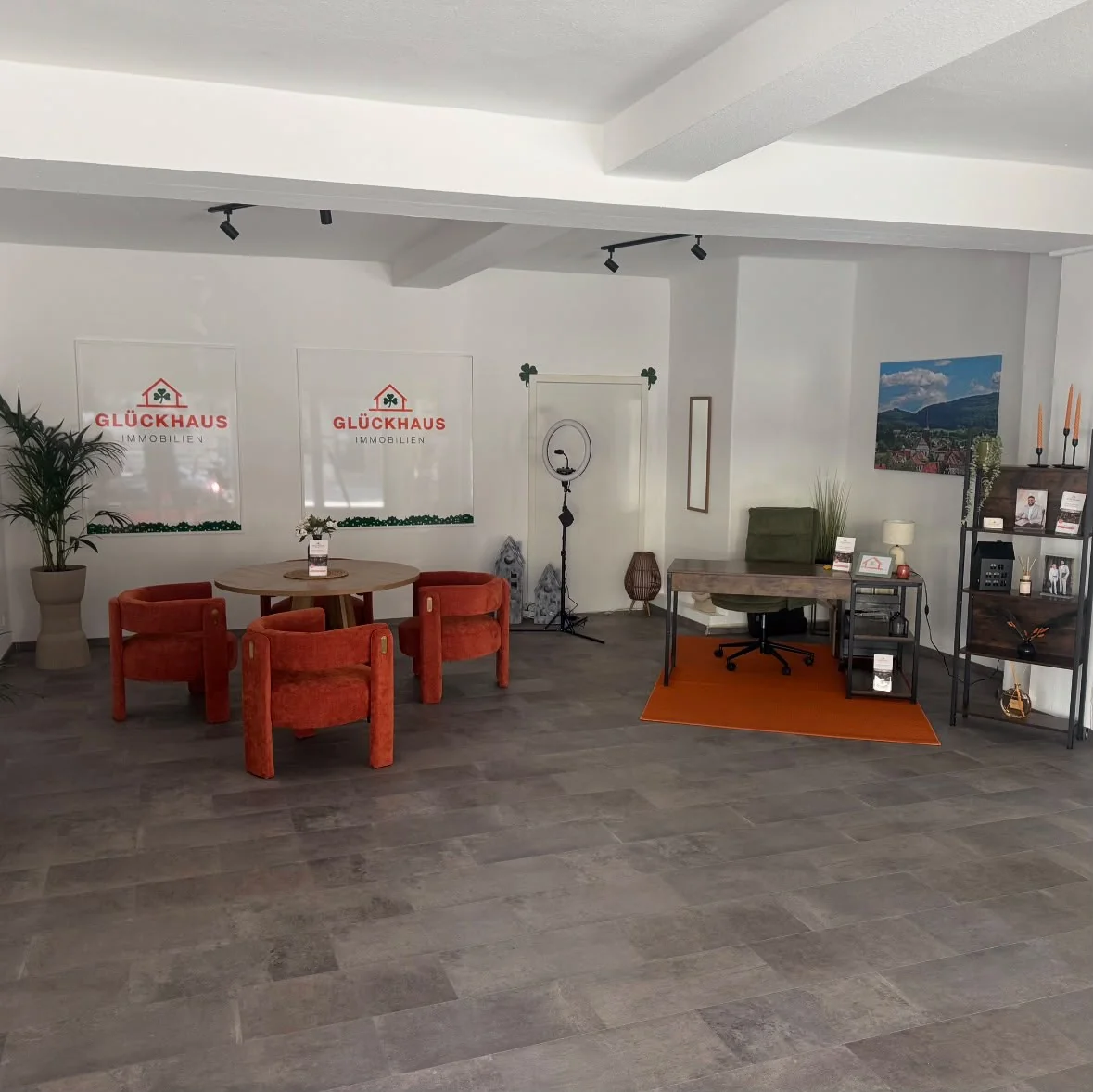 Blick in das Glückhaus-Büro mit Besprechungstisch und orangefarbenen Sesseln