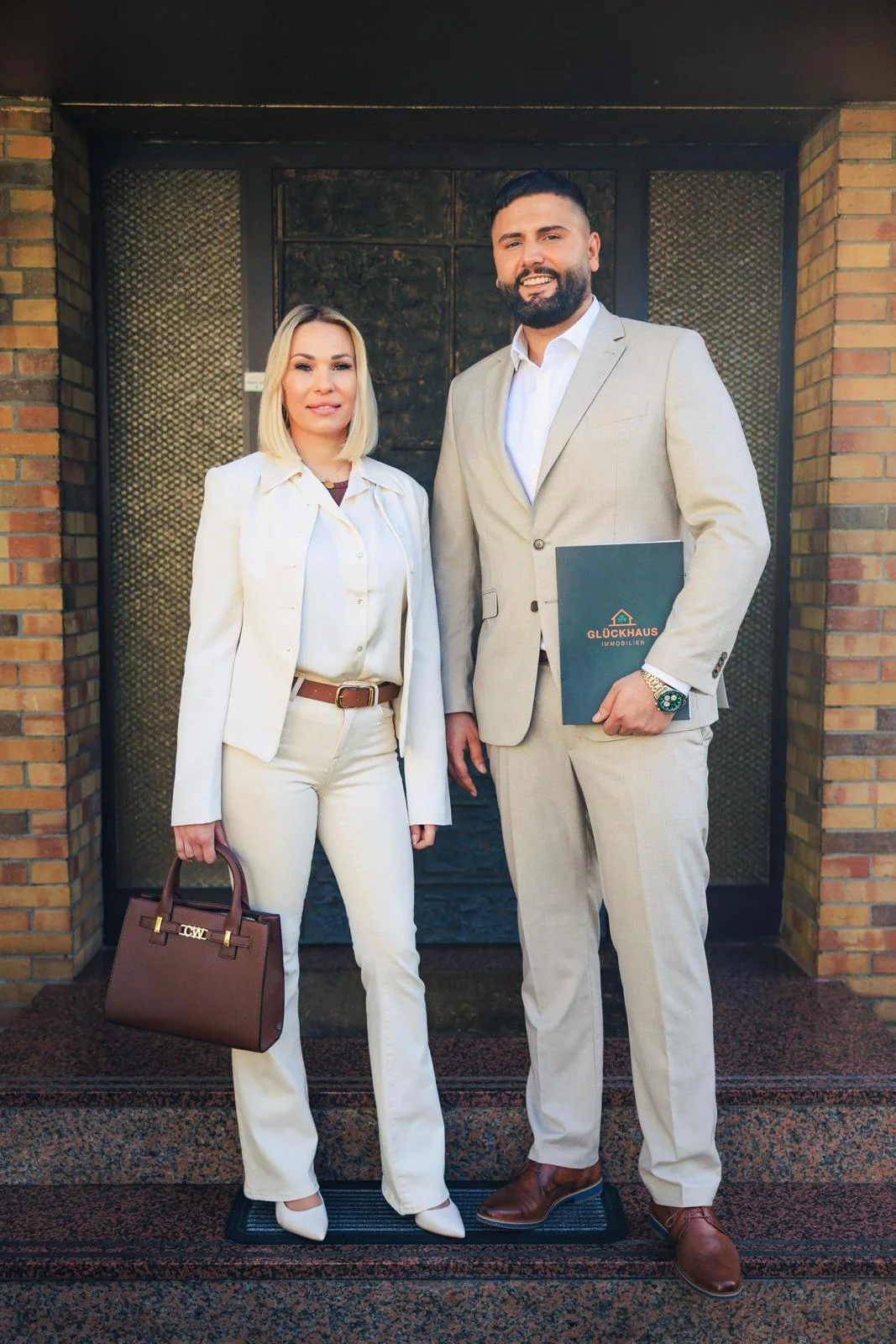 Das Team von Glückhaus Immobilien am Hauseingang